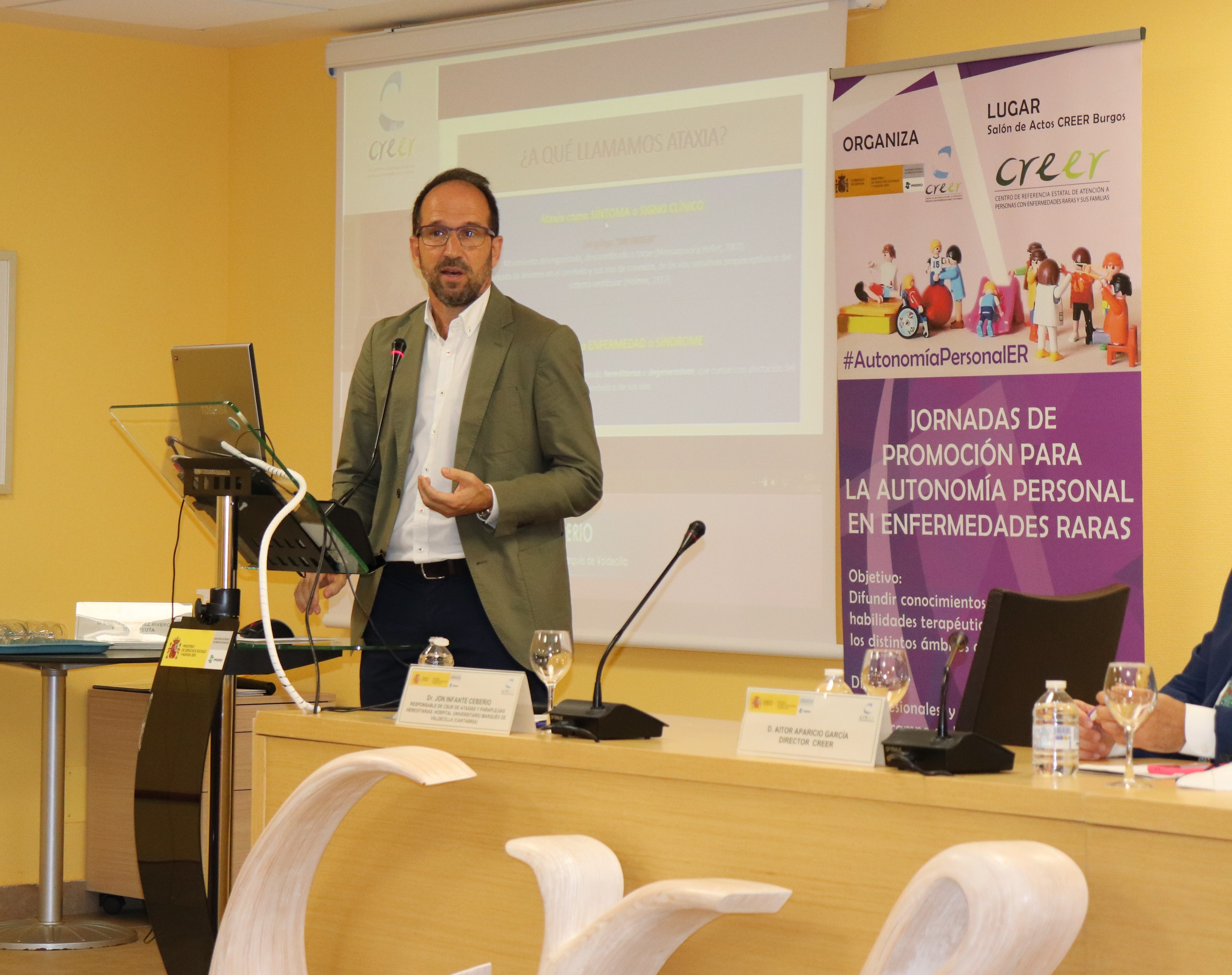 El Dr. Jon Infante Cebeiro imparte su ponencia en el Creer
