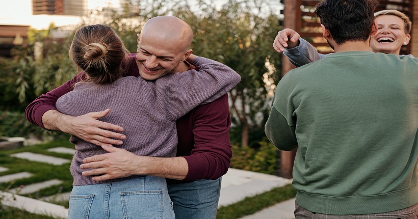 Familiares abrazándose. Foto de Askar Abayev (descargada en Pexels).