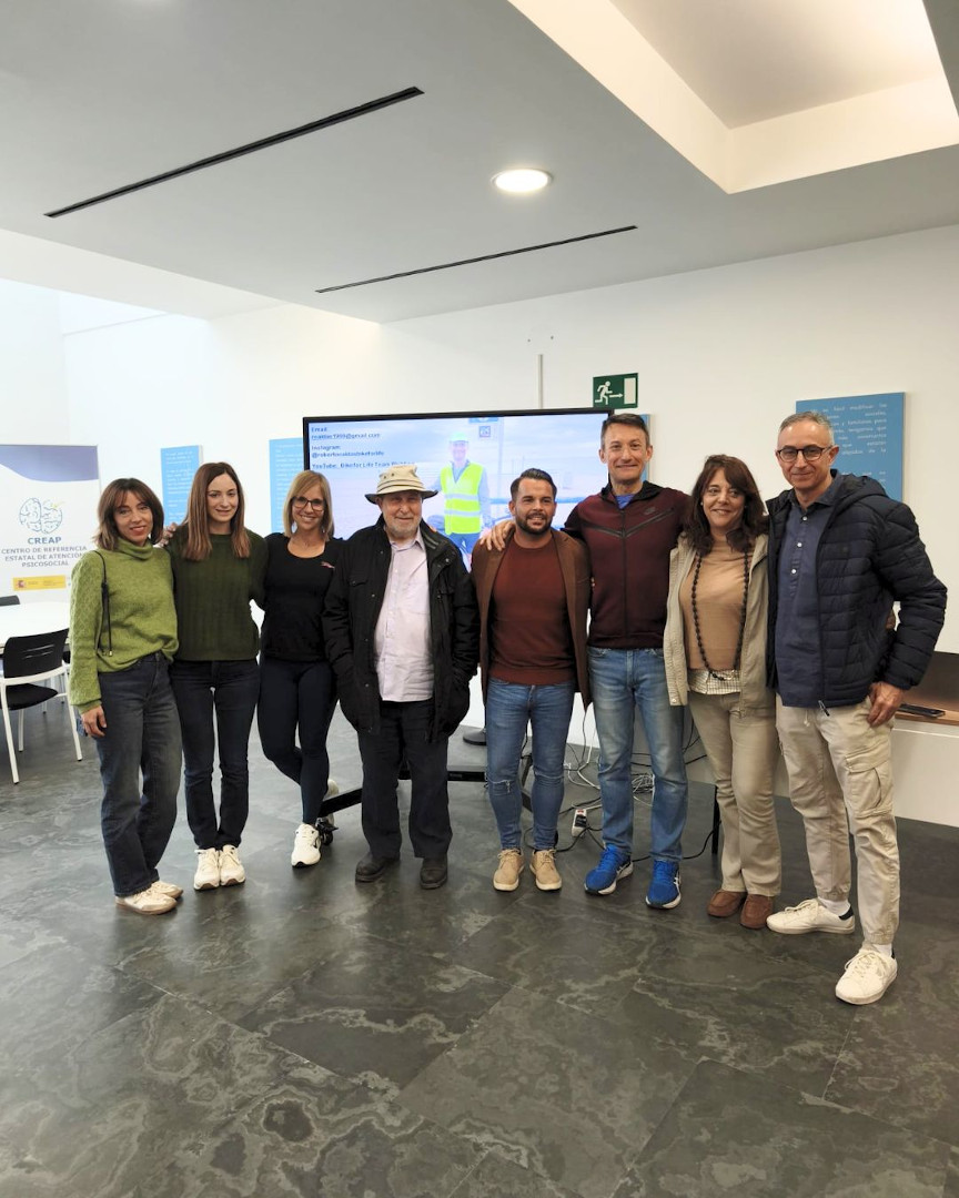 Organizadores de la charla, representantes del Teléfono de la Esperanza y amigos de Roberto Caldas