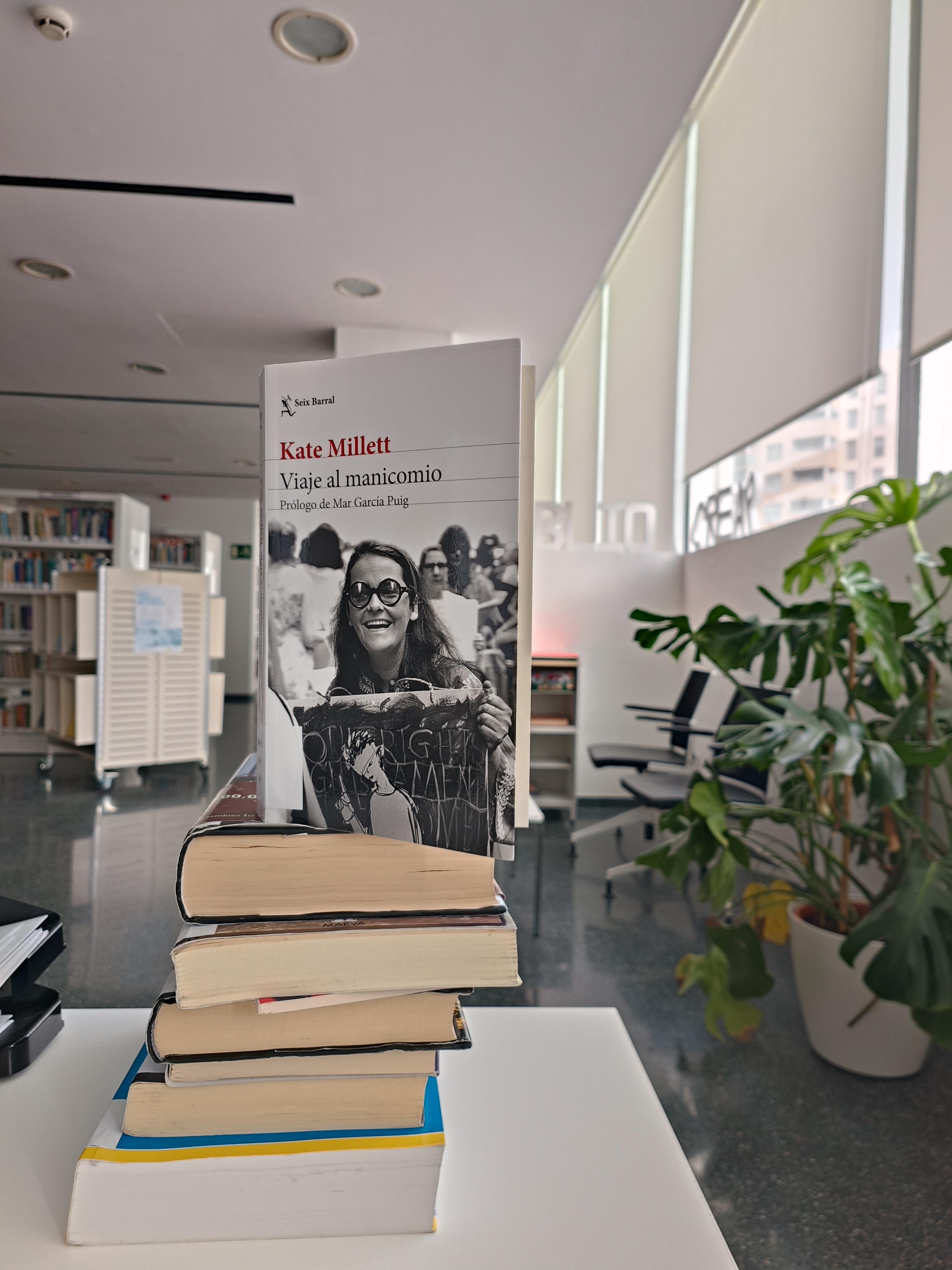 Fotografía del libro en la Biblioteca del Creap Fotografía del libro en la Biblioteca del Creap