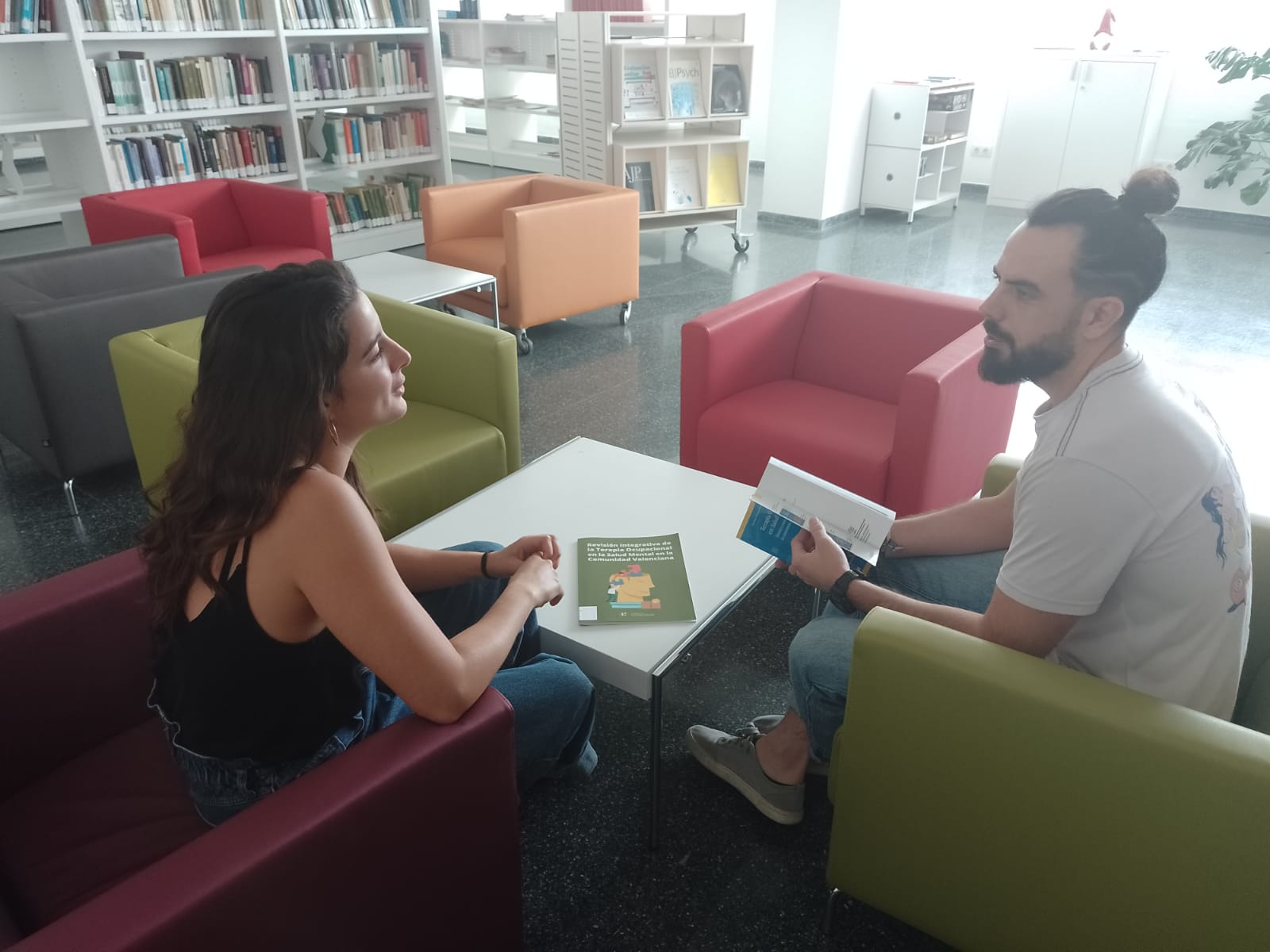 Víctor y Miriam en la biblioteca