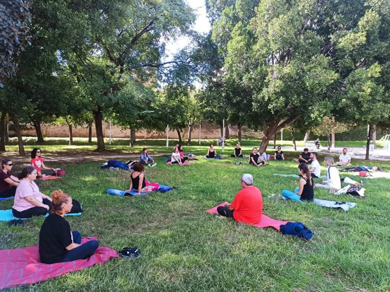 Imagen de archivo del Creap. Práctica de Yoga al aire libre con profesionales del ámbito de la atención primaria y la salud mental.