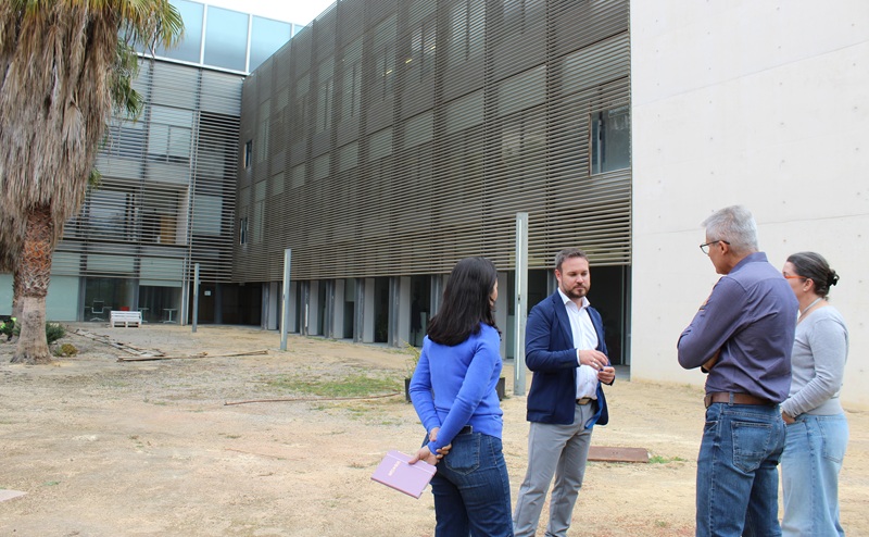 El director y la visita en la parte posterior del centro.