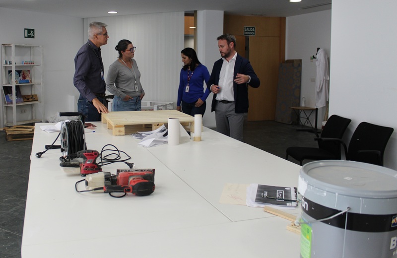 En la sala taller de bricolaje.