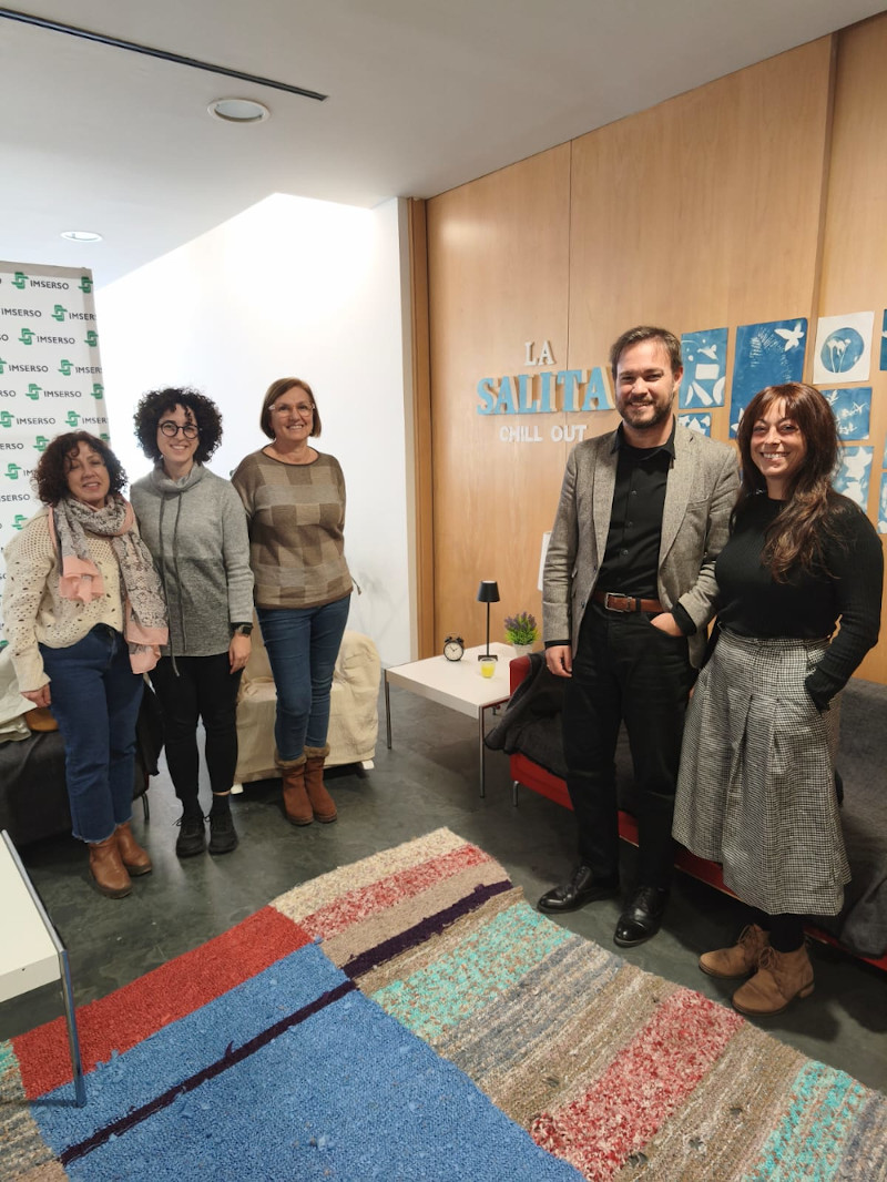 De izquierda a derecha: Desamparados y Cristina (Sasem de Valencia), Begoña Soler (Museo Prehistoria de Valencia), Juan Lázaro, director del Creap, y Virginia Pérez (arteterapeuta Creap Grupo 5)