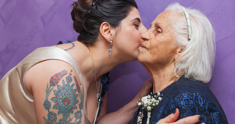 Dos mujeres dándose un beso.