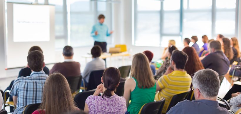 alumnos y profesor en un aula