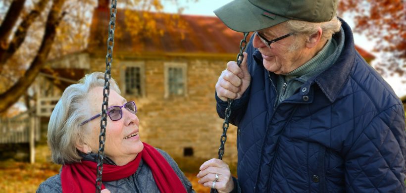 Pareja de ancianos mirándose