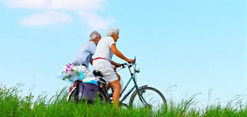 Ancianos montando en bicicleta