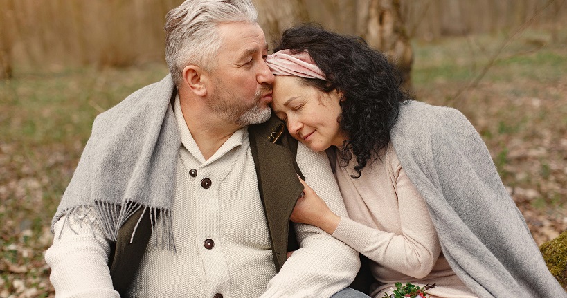 Pareja abrazándose