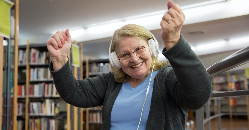 Mujer escuchando música