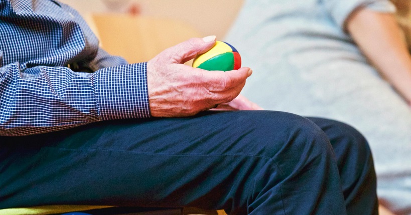 Persona con una pelota en la mano