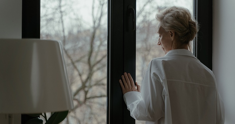 Mujer mirando por la ventana