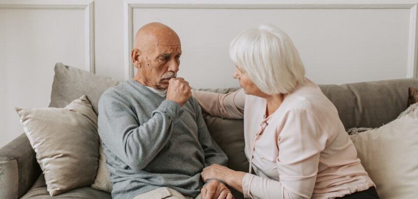 Pareja de personas mayores hablando