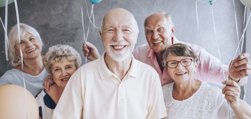 Grupo de personas mayores sonriendo