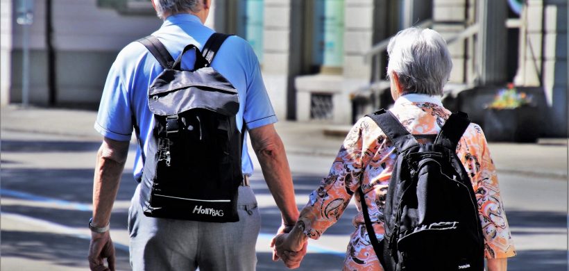 Pareja de personas mayores por la calle