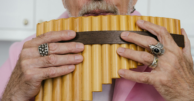 Hombre tocando un instrumento de viento.