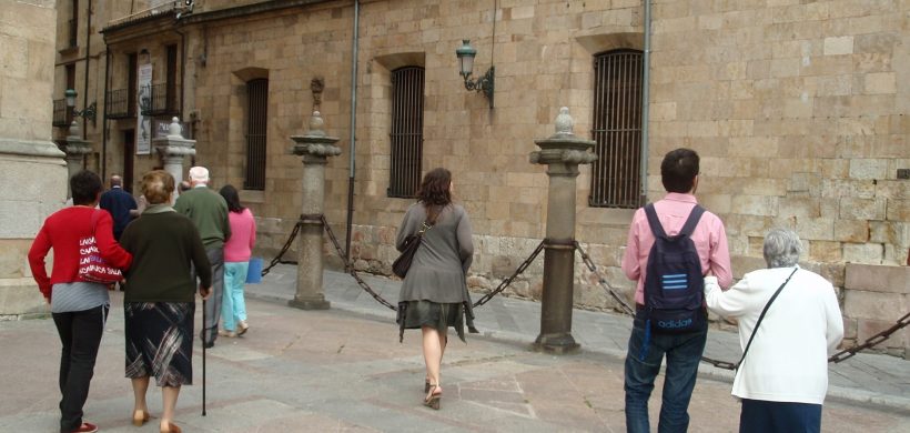 Gente paseando por la calle