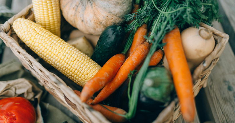 Caja con verduras.