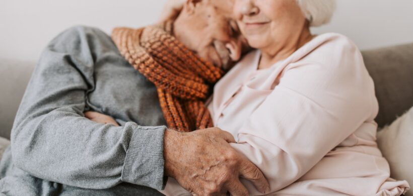 Pareja de personas mayores abrazándose