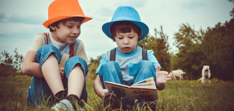 Dos niños leyendo un libro