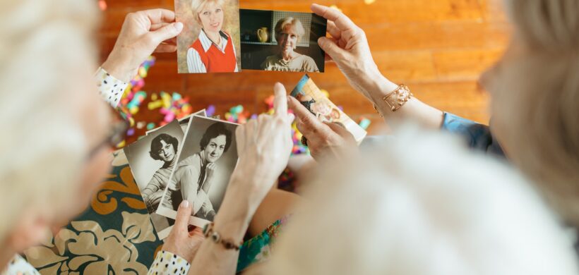 Señoras mayores viendo fotografías