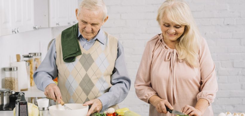 Pareja cocinando