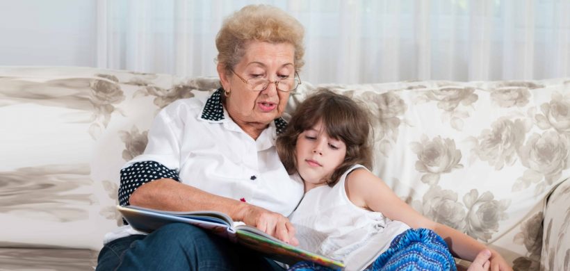 Abuela leyendo a su nieta