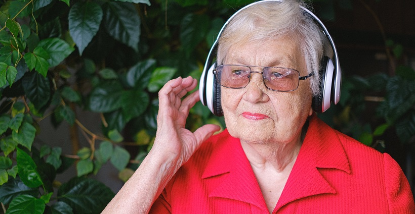 Mujer escuchando música