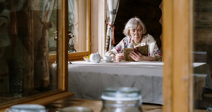 Mujer leyendo en su casa