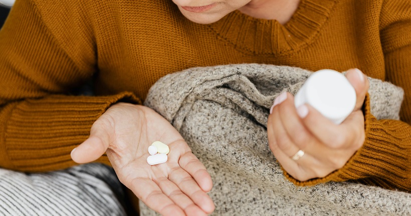 Mujer tomando pastillas