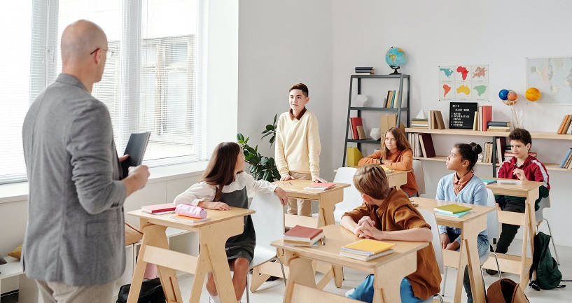 Profesor dando clase a niños