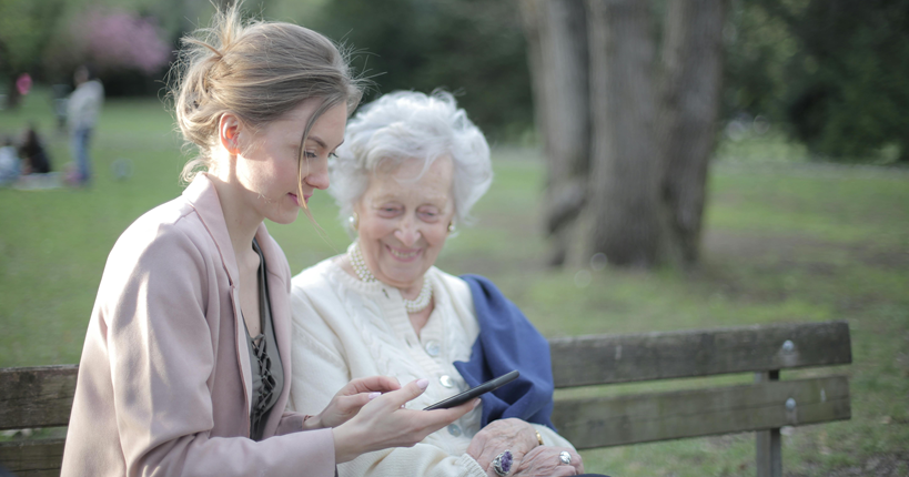 Dos mujeres miran el teléfono móvil