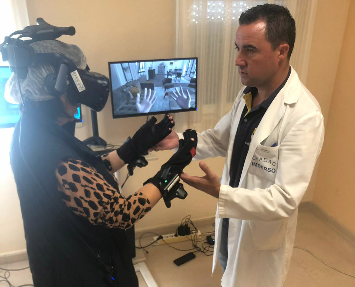 Emilio Ramos guiando a una usuaria mientras utiliza unas gafas de realidad virtual.