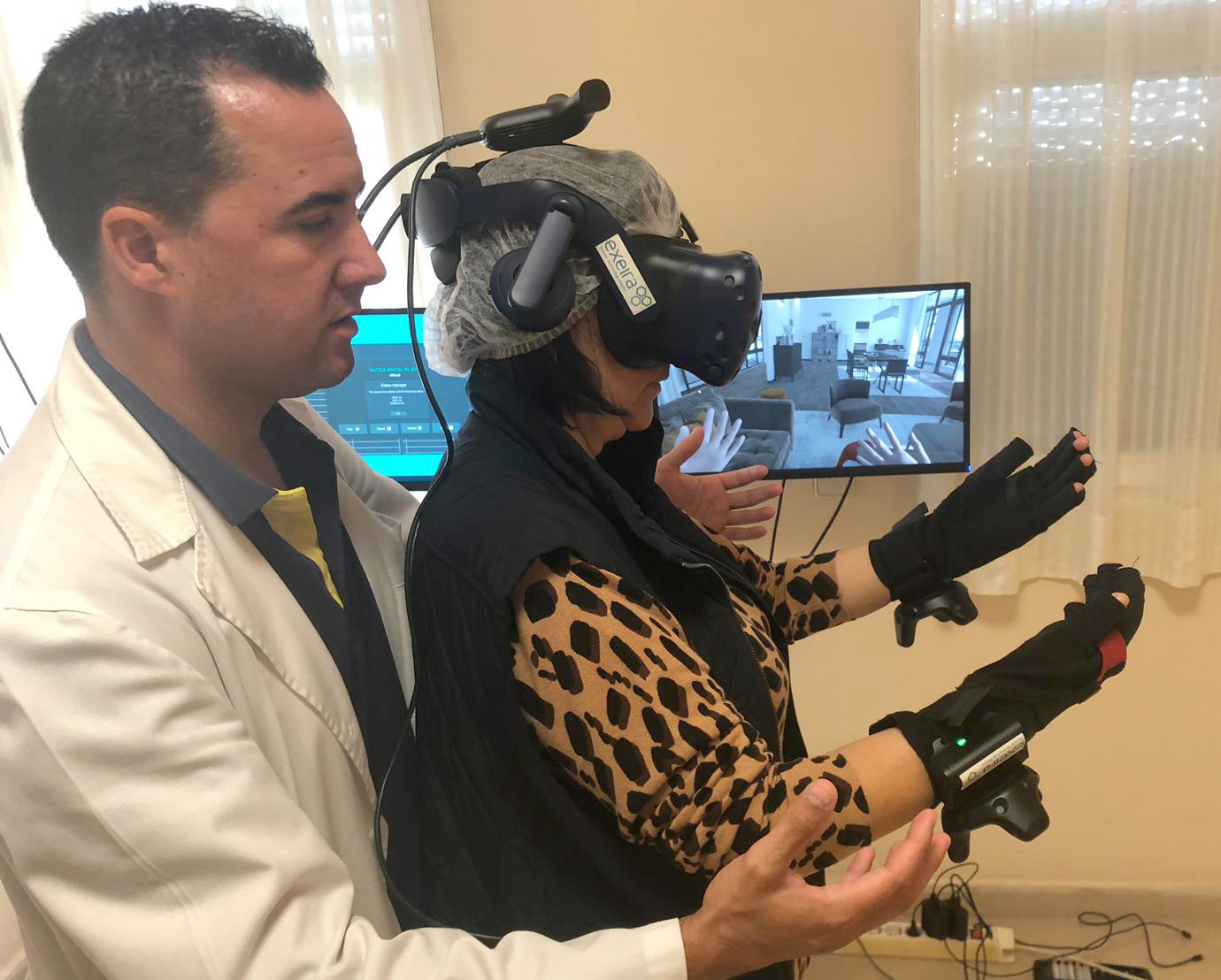 Emilio Ramos guiando a una usuaria mientras utiliza unas gafas de realidad virtual.