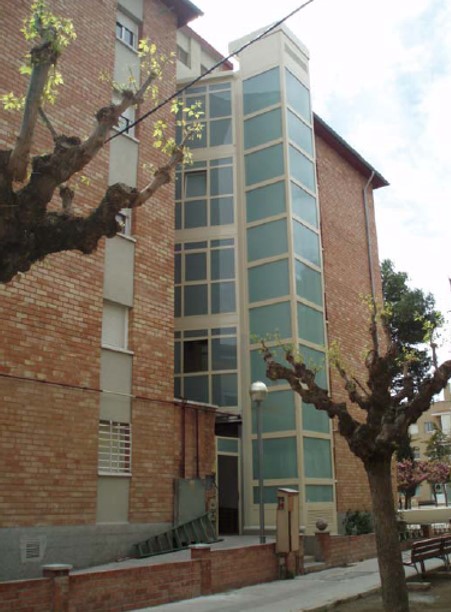 Ascensor instalado en la fachada de un edificio de viviendas.