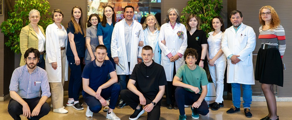 Personal del Ceadac junto a los profesionales sanitarios ucranianos.