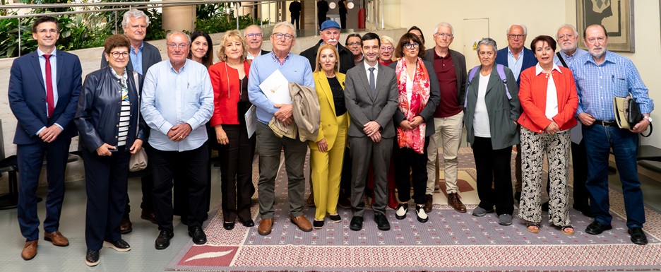 Pablo Bustinduy, ministro de Derechos Sociales, Consumo y Agenda 2030 y Mª Teresa Sancho, directora general del Imserso, junto al resto de miembros del Consejo Estatal de las Personas Mayores.