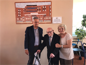 La directora general del Imserso con un usuario de la Residencia