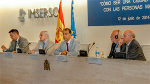 Director General y Secretario General junto a los participantes en la mesa de Ciudades Amigables con las Personas Mayores