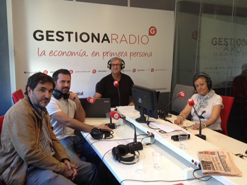 Profesionales del Ceadac en el estudio de Gestiona Radio; de izquierda a derecha, Carlos González, Álvaro Bilbao, Antonio Armas e Inmaculada Gómez