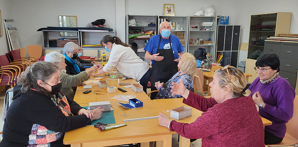 Los usuarios del Centro mientras hacen manualidades