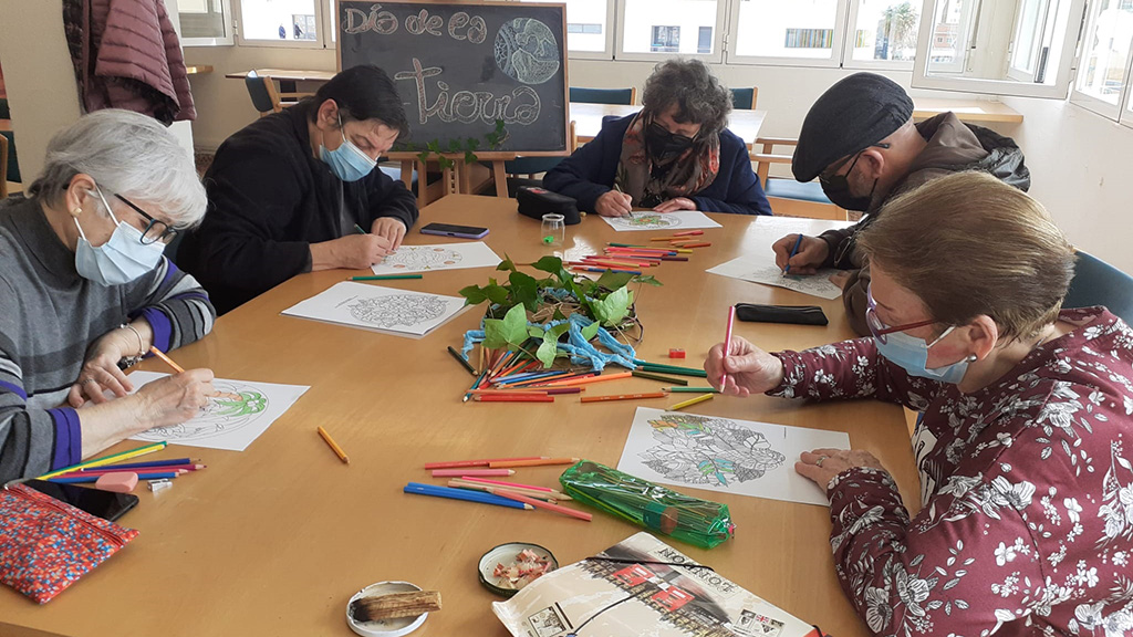 Las personas usuarias realizando los mandalas