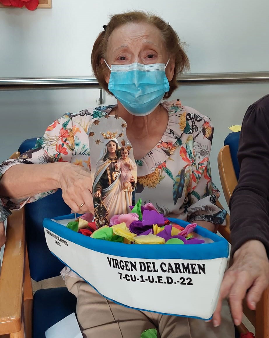 Usuaria con la barca del Carmen