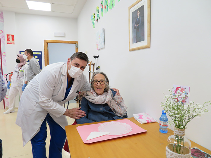 Trabajador del Centro junto a una usuaria