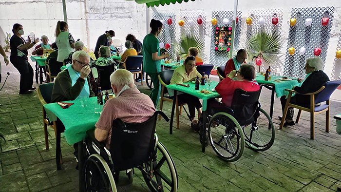 Usuarios de la UED celebrando la Romería