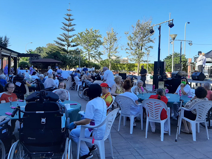 Los residentes durante la cena