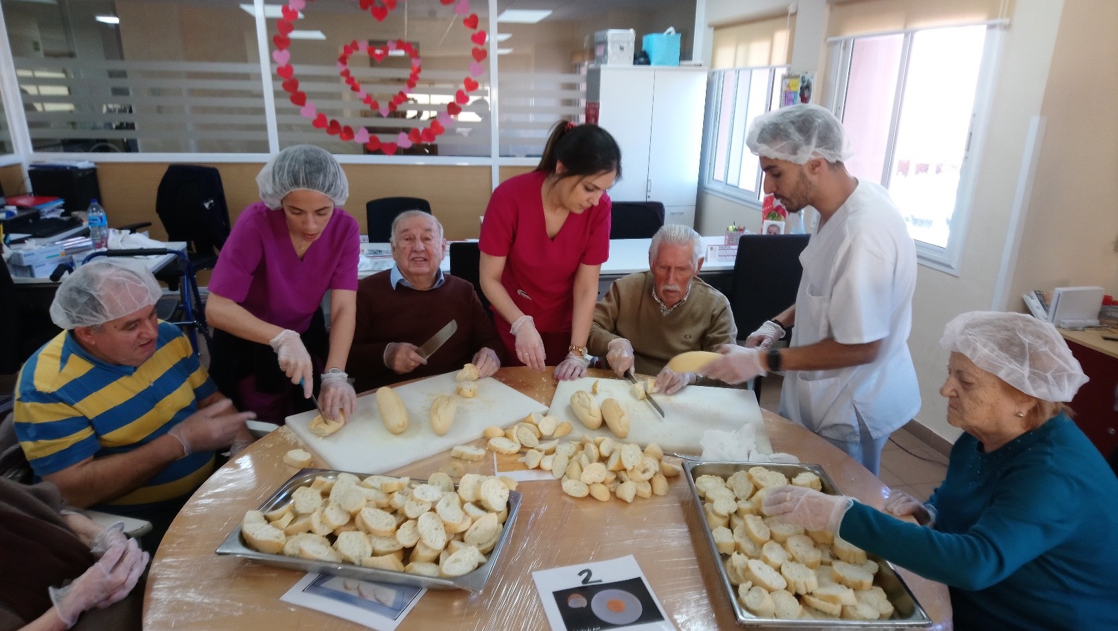 Los residentes del Centro cocinando