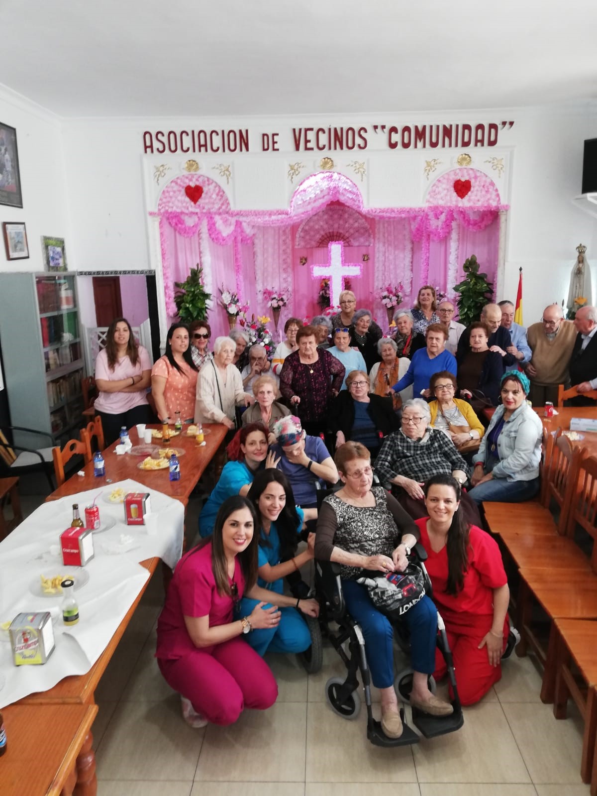 Las personas residentes del Centro visitando a la Asociación de Vecinos Convivencia