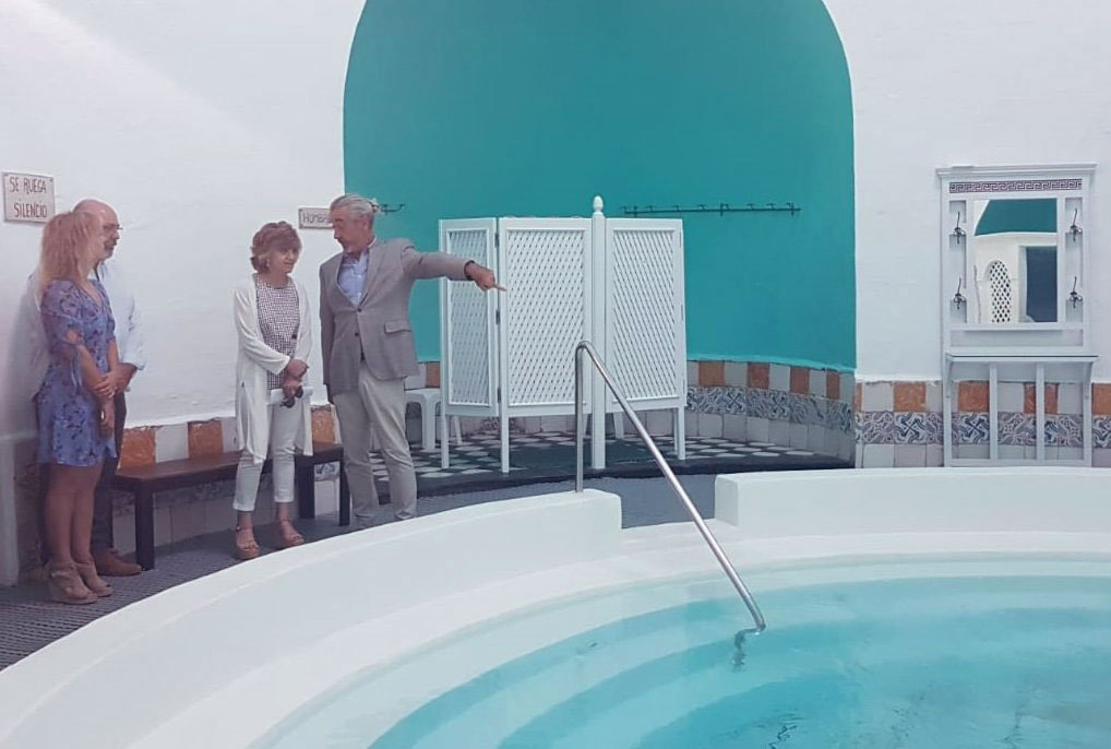 La ministra en funciones visitando el balneario